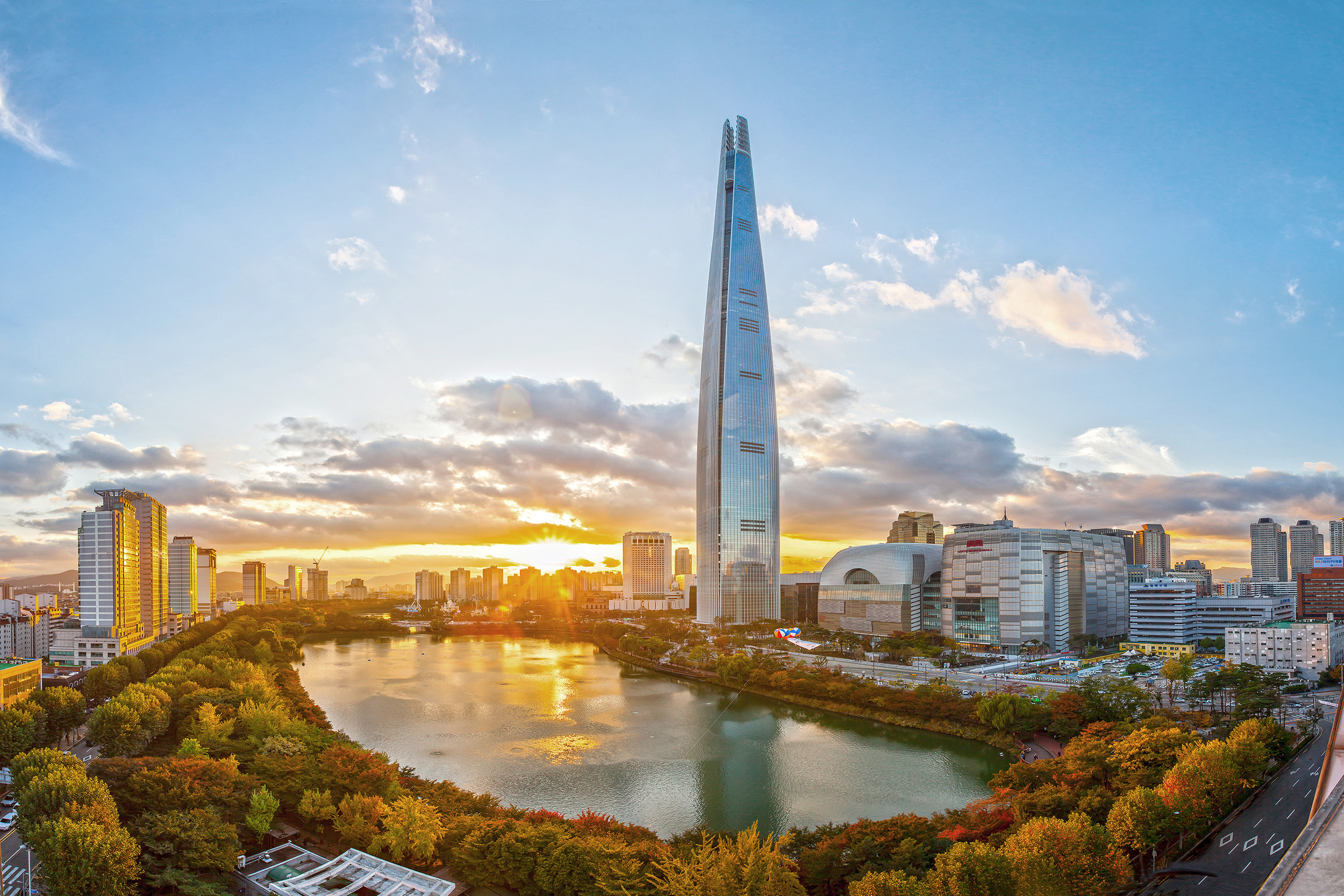 Đường chân trời Seoul lúc hoàng hôn với Tháp Lotte World và Hồ Seokchon.
