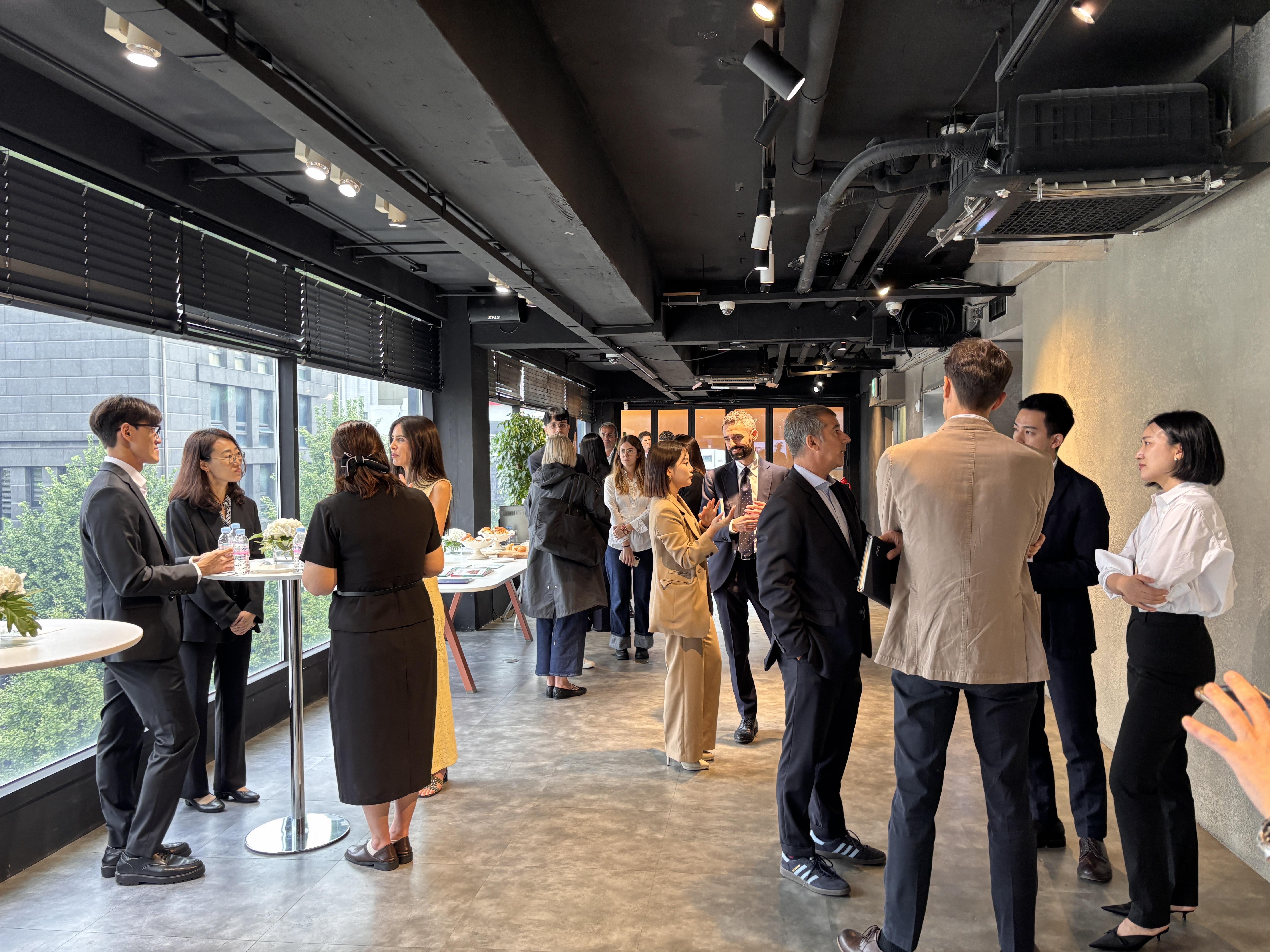 聴衆の前で発表する男性