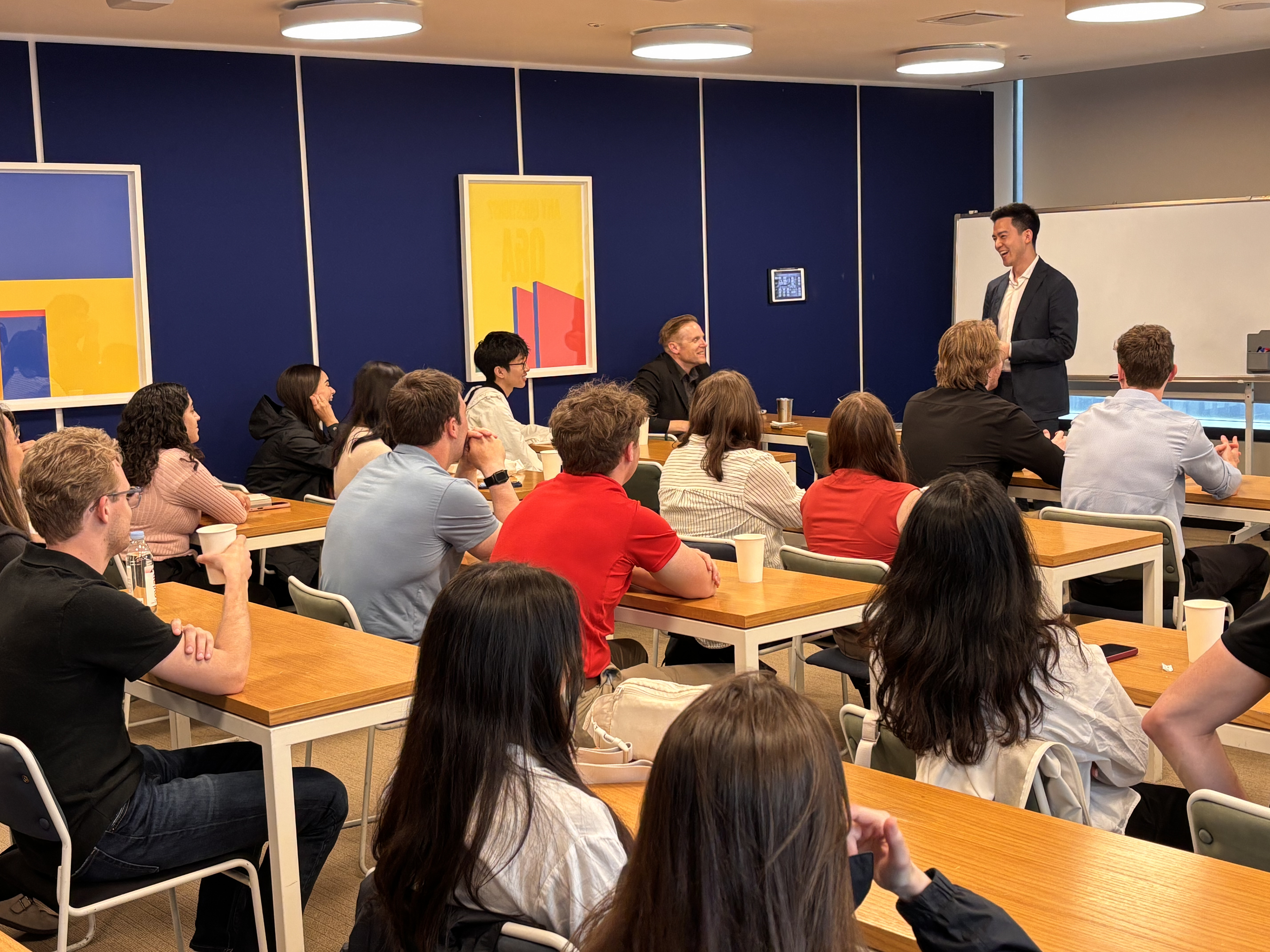 Giám đốc điều hành Pearson & Partners Korea thuyết trình trước sinh viên Trường Quản trị Kinh doanh Carlson.