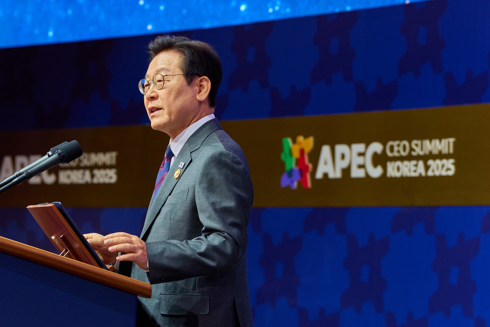 President Lee speaking at the APEC Summit